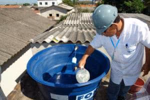 Caixa d'água com boia defeituosa causando desperdício